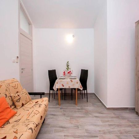 Pleasant Oriana Apartment Near The Sea-Πούλα Εξωτερικό φωτογραφία