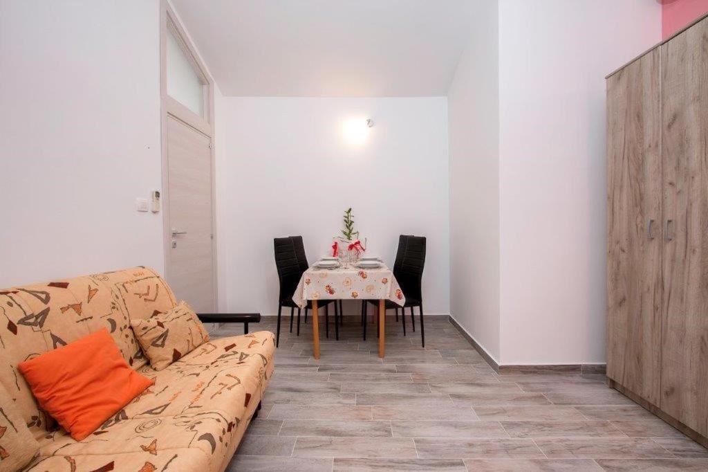 Pleasant Oriana Apartment Near The Sea-Πούλα Εξωτερικό φωτογραφία